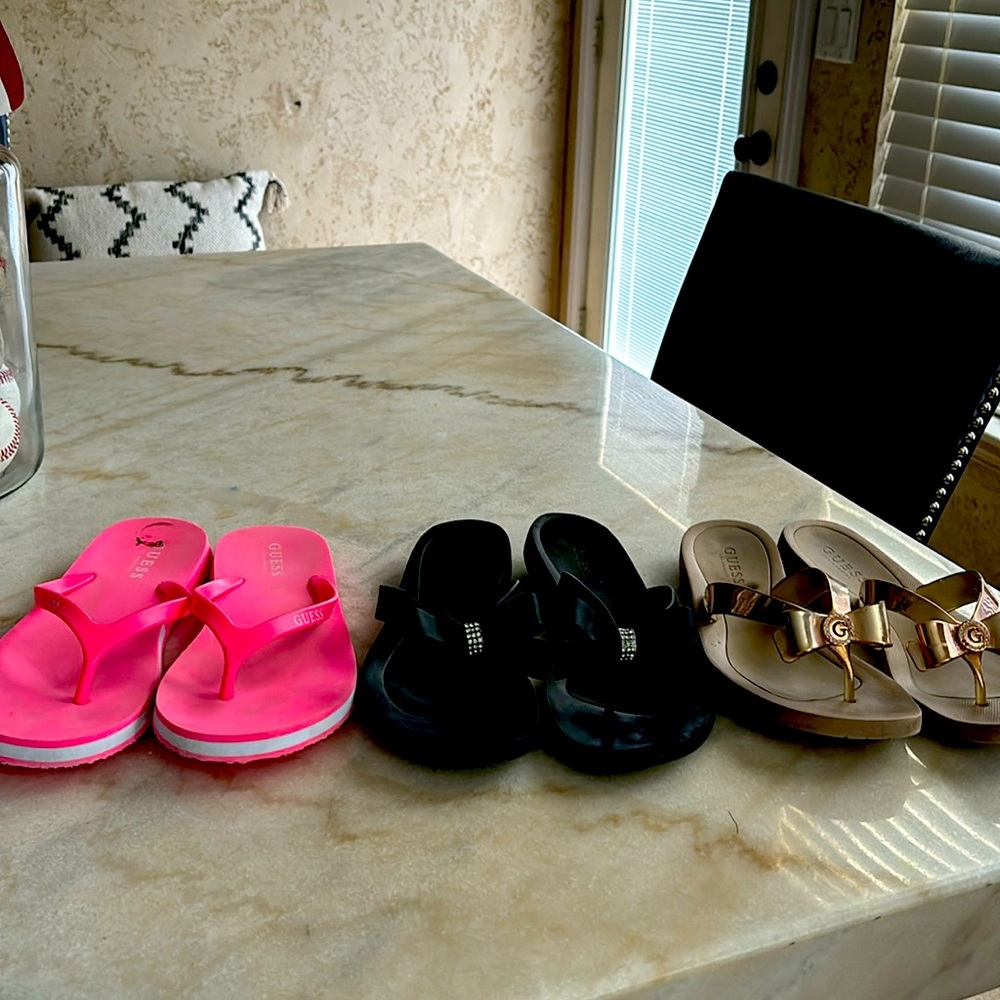 GUESS FLIP FLOPS